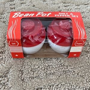 Vintage Bean Pot Salt and Pepper Shakers. NOS